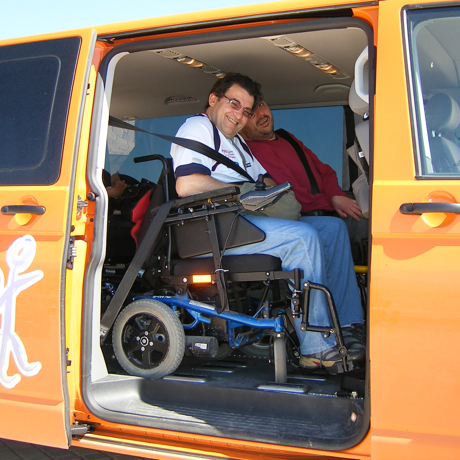 Hombre en silla de ruedas en el interior de la furgoneta de Solvinde